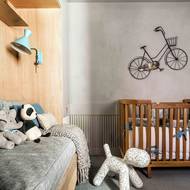 Dřevěné prvky doplňuje i v dětském pokoji cementová stěrka na zdi 