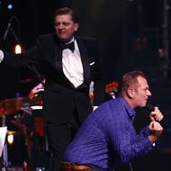 Na snímku v akci dirigent Jan Kučera a zpěvák Xavier Baumaxa