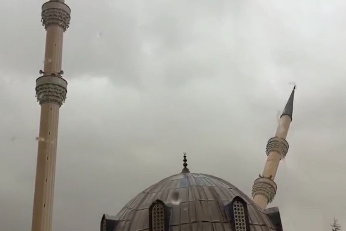 Minaret se kvůli vichru pomalu sunul k zemi. Lidé jeho pád zachytili na video