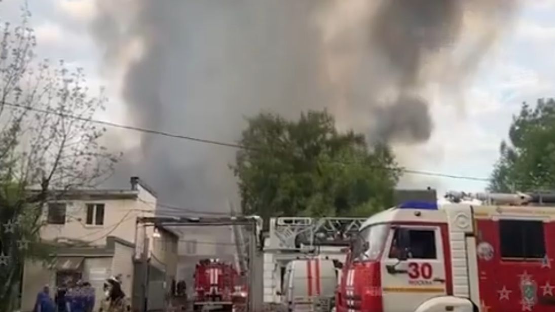 V Moskvě hořela obří průmyslová budova