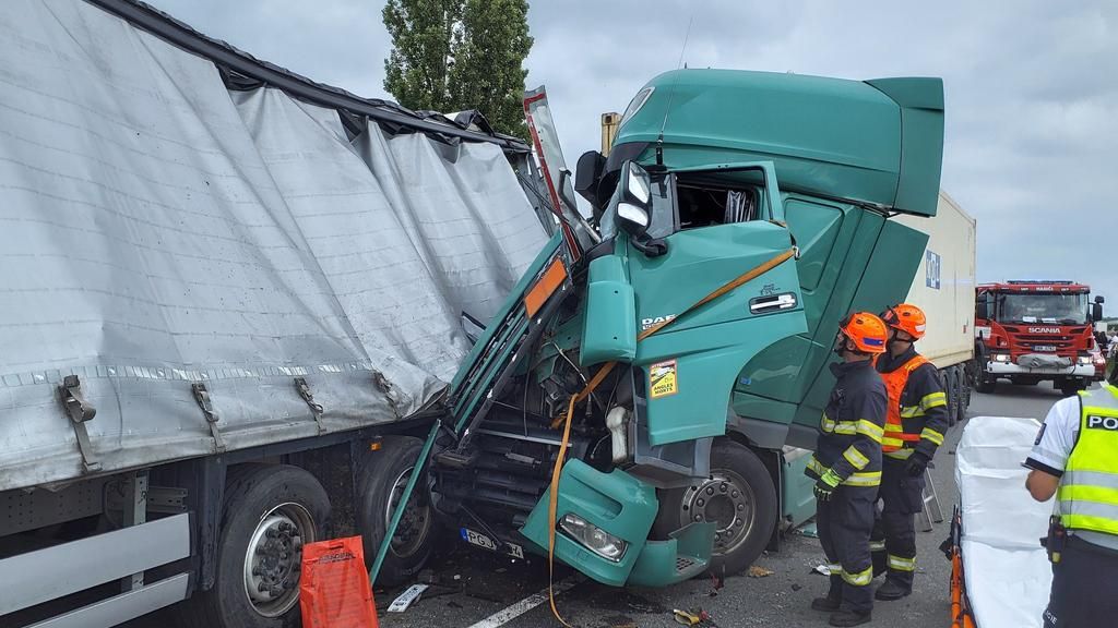 Nehoda tří kamionů blokovala dopravu na D2 více než osm hodin
