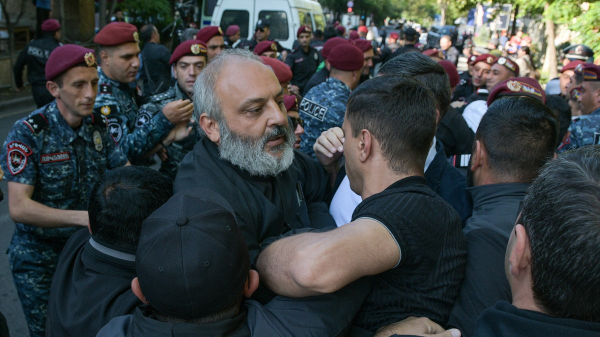 Arménský arcibiskup vyzval ke svržení premiéra Pašinjana