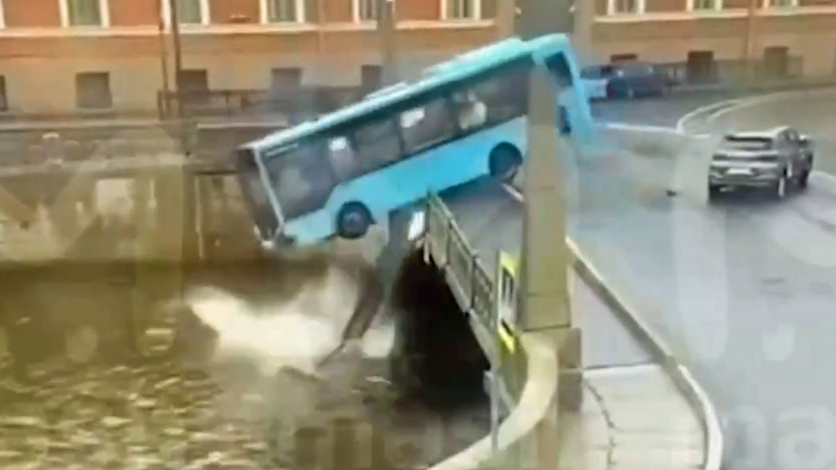 Autobus se po šílených manévrech zřítil v Petrohradě do řeky: sedm mrtvých