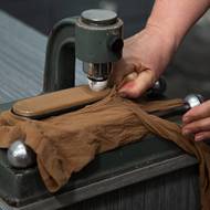 Na tomto stroji se kontroluje, jak dobře probarvené je vlákno a jestli látka nebarví. Mezi punčochu a stroj se vloží bílý papírek, na kterém se to po několika přejetích testuje