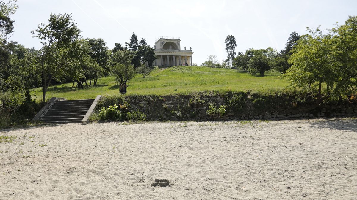 Nadšenci odhalili výhled na Apollonův chrám nedaleko Lednice