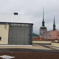 Střecha funkcionalistické budovy s unikátními pohledy na město, zahradní plochou a také světlíkem, který přináší do budovy nejen světlo, ale dokonce ji i vyhřívá.