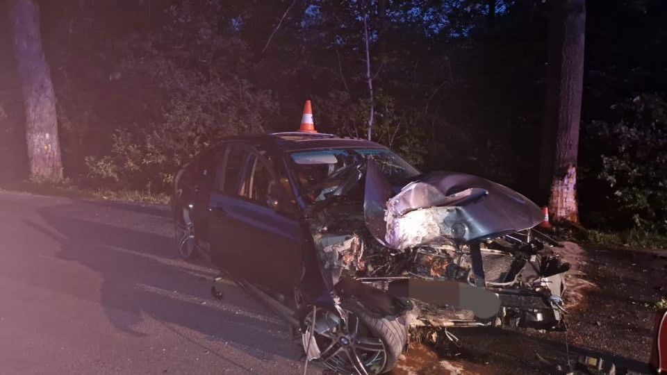 Řidič BMW trefil v Třeboni strom a nadýchal alkohol, zranění jsou dva spolujezdci