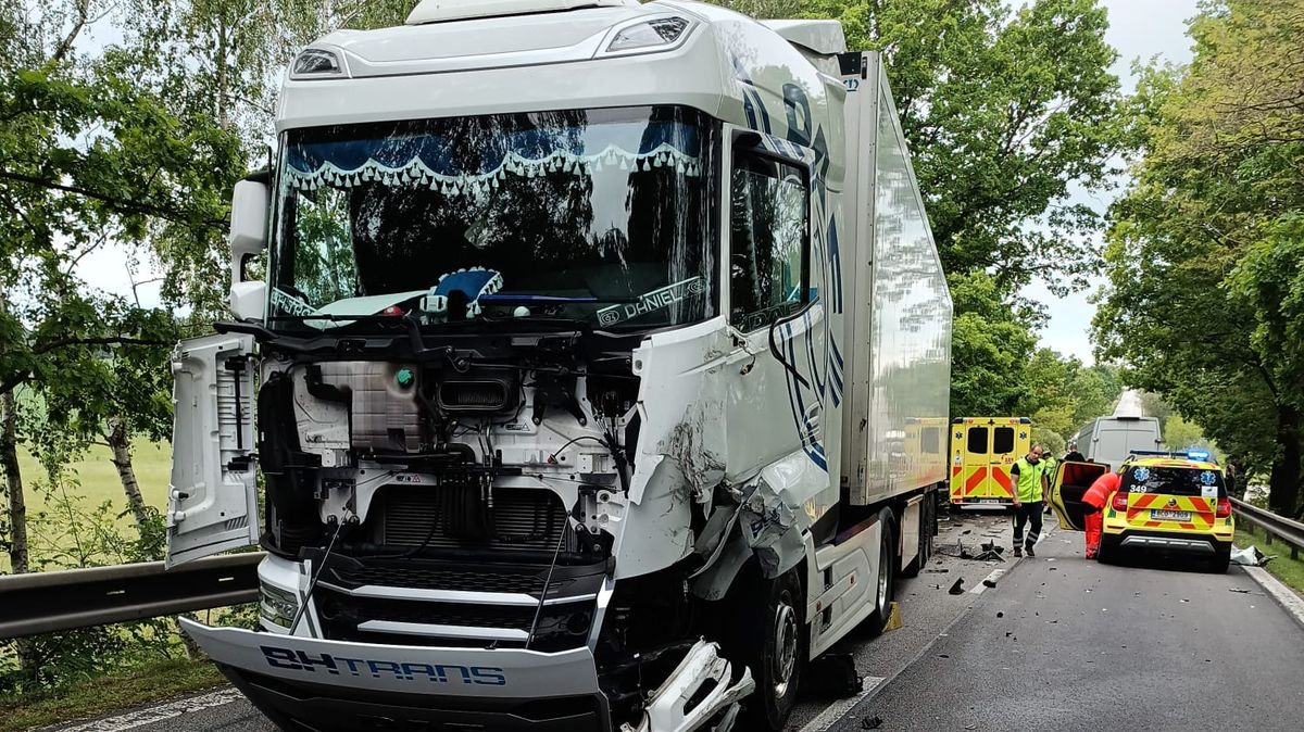 Na Jindřichohradecku se srazil kamion s dodávkou. Oba řidiči skončili v nemocnici