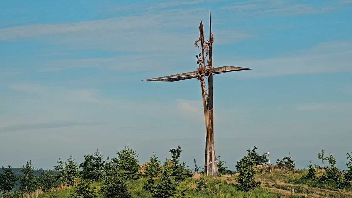 Unikátní Kříž srdce už stojí na kopci nad Běleckým mlýnem