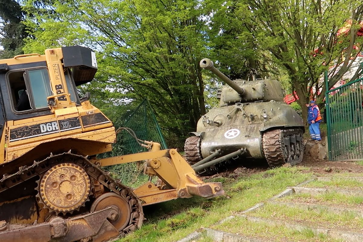 Operace Sherman. Legendární tank odvezli z Plzně, čeká jej renovace