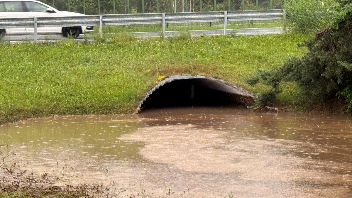 Voda v Mníšku pod Brdy zatopila podchod pod dálnicí