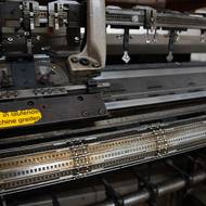 Historický stroj, který zpracovává přízi. Funguje bez jakýchkoliv digitálních vymožeností