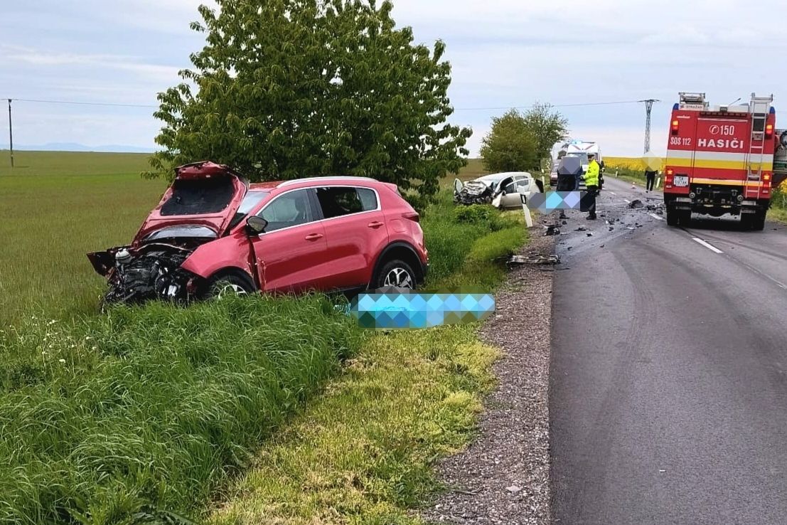 Čelní srážku dvou aut nepřežili na Slovensku tři lidé