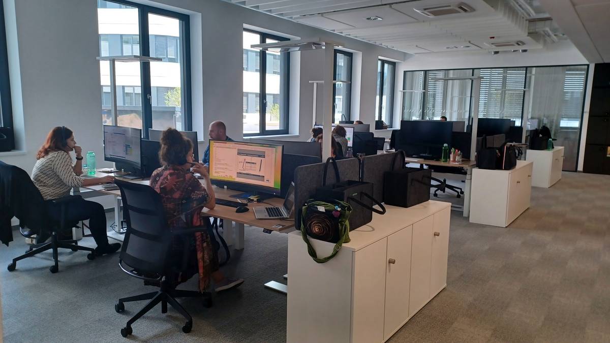 V administrativním centru jsou sdílená místa, která si pracovníci musí předem rezervovat.