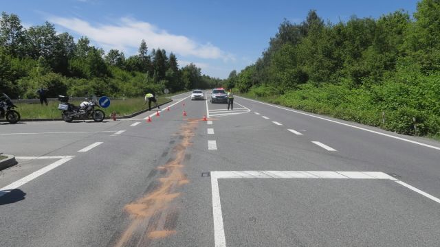 Motorkář na Přerovsku přibrzdil před sanitkou, druhý do něj narazil