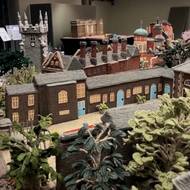 Kdepak svetříky a čepečky. Seamanová dokáže svými jehlicemi vykouzlit domy, stromy a malé postavičky…