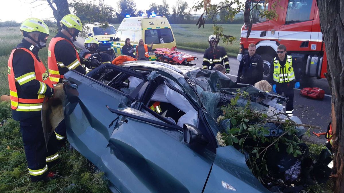 Řidič auta zemřel při střetu s náklaďákem u Jihlavy