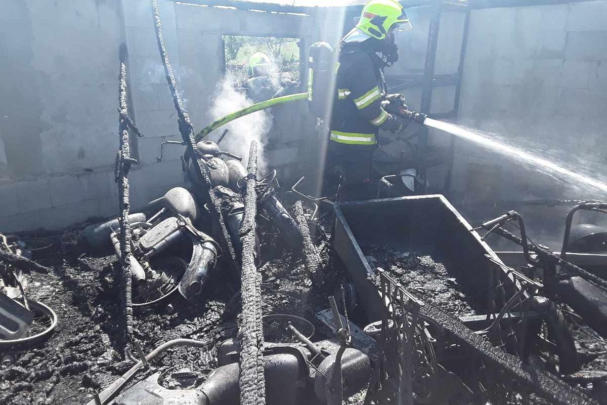 Při požáru dvougaráže na Chomutovsku shořela historická vozidla
