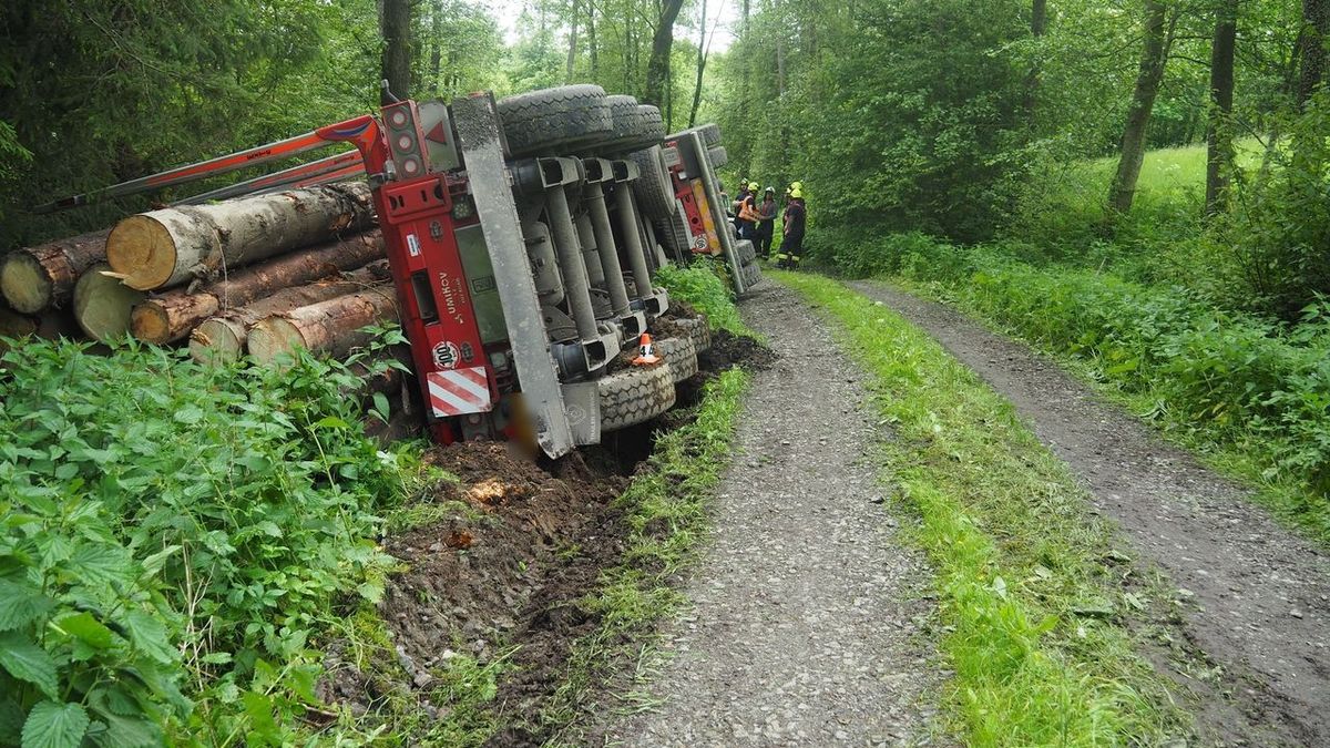 Na Šumpersku se převrátil náklaďák plný dřeva, řidič skončil v nemocnici