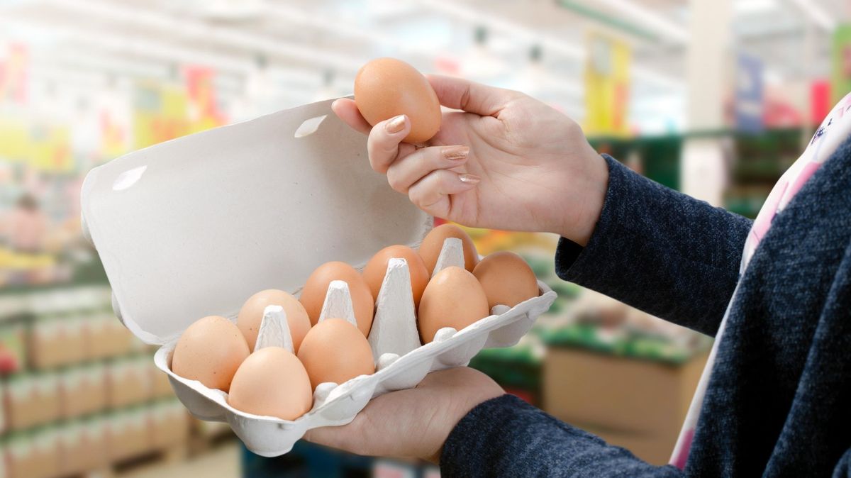 Rusové v supermarketech olizovali vejce. Chtěli se nakazit salmonelózou