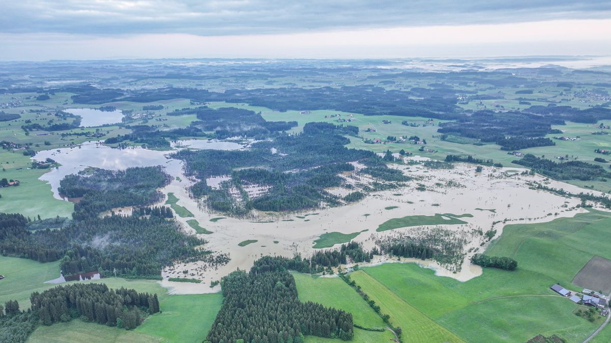 FOTO: Záplavy v Německu z výšky. Voda zaplavuje města i lesy
