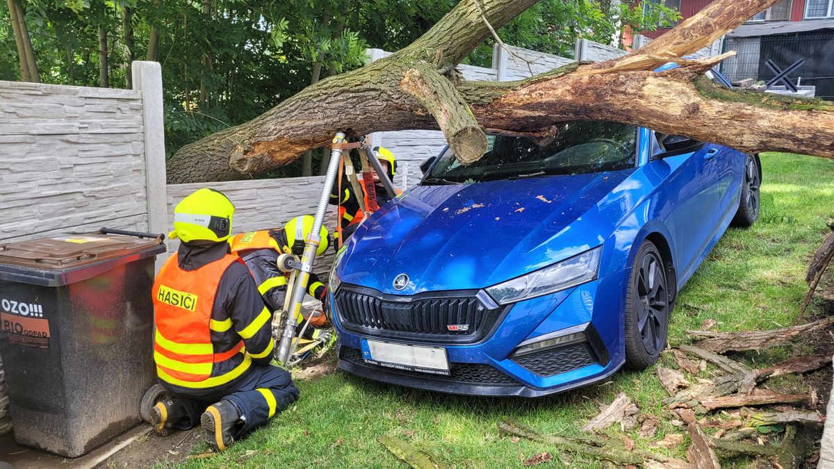 Strom v Ostravě rozbil auto, plot i střechu