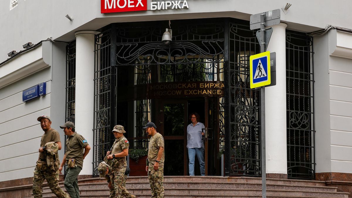 Kazašská burza odkupuje své akcie od Moskevské burzy, na Rusko dopadají další sankce