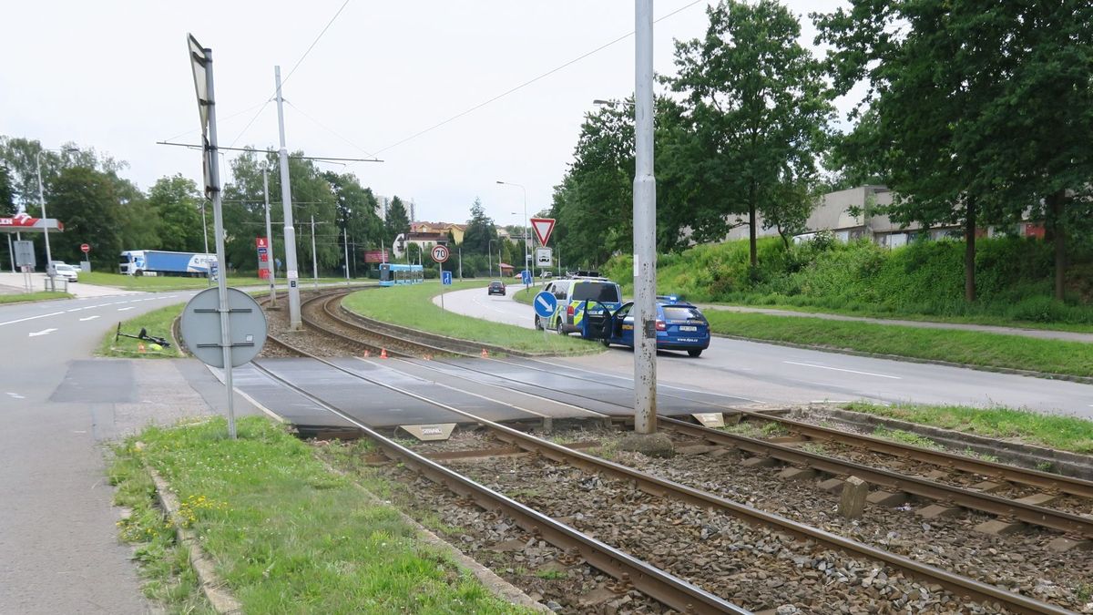 V Ostravě zemřel devadesátiletý muž, který se na elektrokoloběžce srazil s tramvají