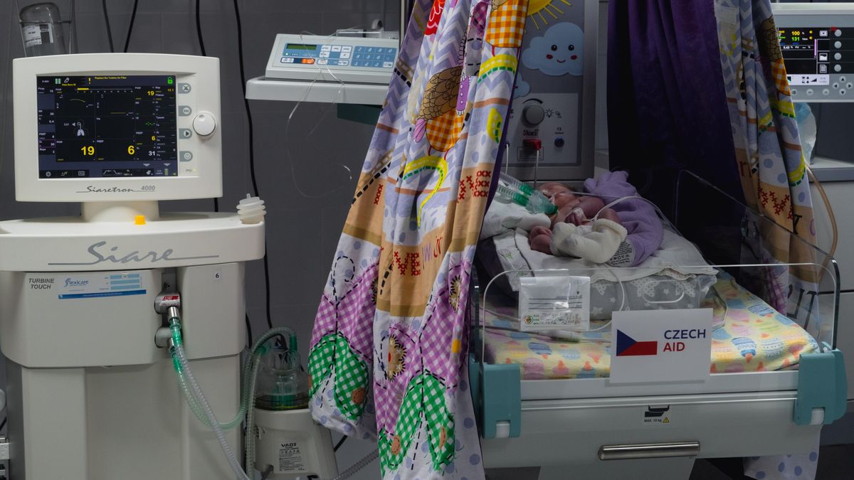 Předčasně narozená miminka se ve Lvově „dopékají“ v inkubátoru z Česka