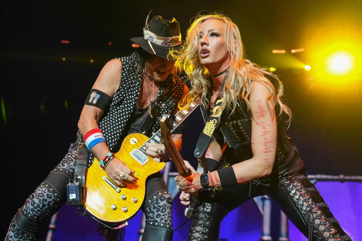 Kytarový dvojzápřah Ryan Roxie a Nita Strauss