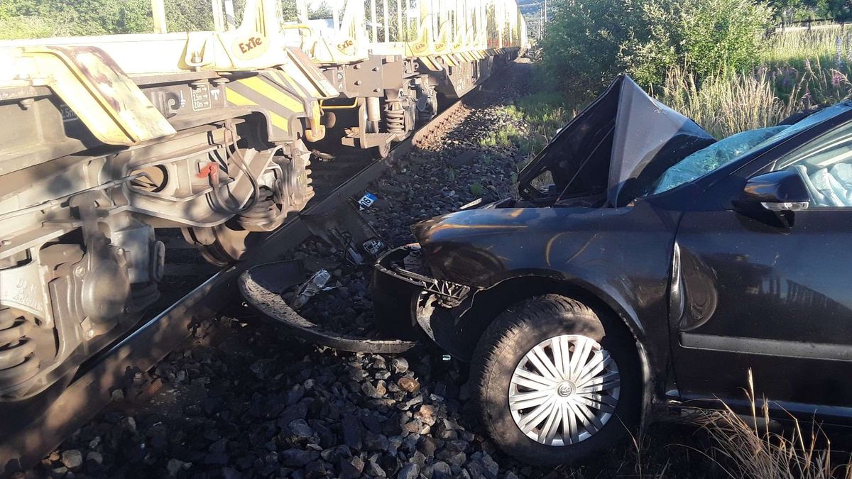 Srážka na přejezdu. Nákladní vlak na Chomutovsku smetl auto do příkopu