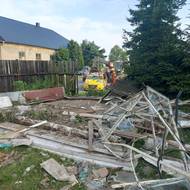 Závodníci plzeňské rallye prorazili v obci Třebobuz plot u chaty, s vozem skončili ve skleníku.