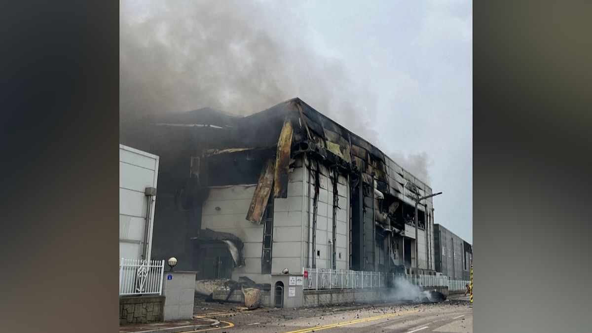 Po požáru v továrně na baterie v Jižní Koreji našli záchranáři 20 těl