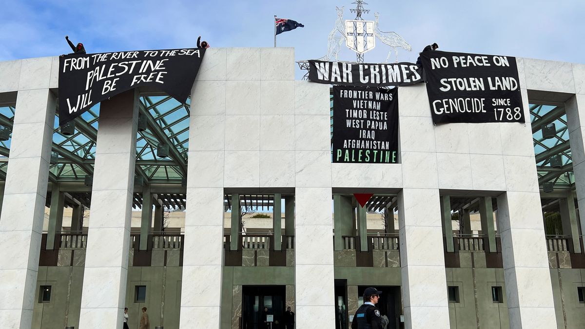 Propalestinští demonstranti vylezli na střechu australského parlamentu
