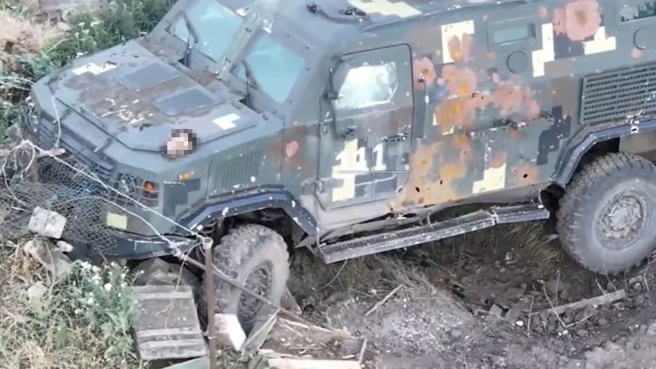 Rusové usekli hlavu ukrajinskému vojákovi a nechali ji ležet na obrněném vozidle