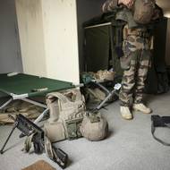 Voják ukazuje své vybavení na hlídku.