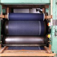 Nakonec vyhřívané válce mandlu vyžehlí i hotový modrotisk a látka zároveň dostane typický lesk.