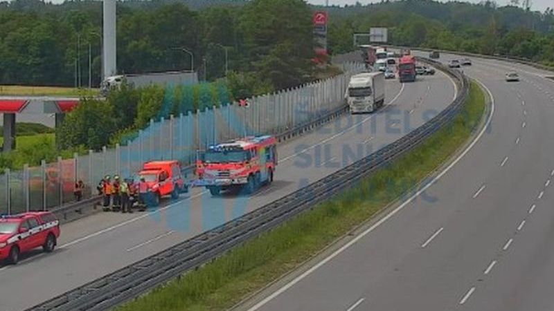 Střet dvou náklaďáků komplikuje provoz na D1 na Benešovsku. Jeden vezl žíravinu
