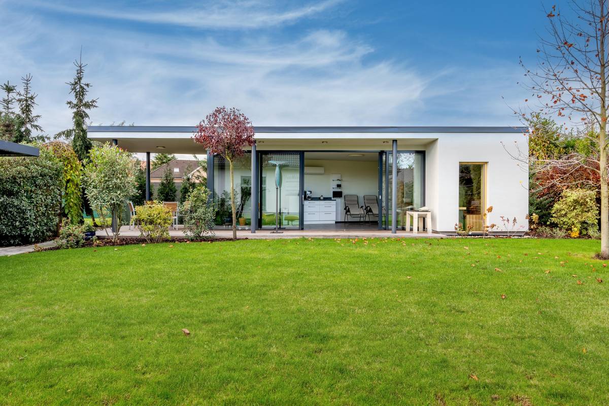 Zahradní domek majitelé postavili do již zavedené zahrady s hustou obytnou zástavbou. Přesto má své soukromí