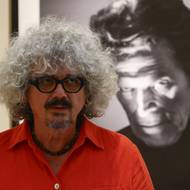 Tono Stano před fotografií Willema Dafoea