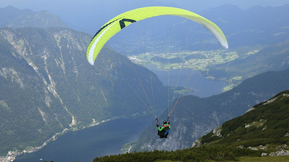 Čech se v Rakousku při paraglidingu zřítil z 15 metrů