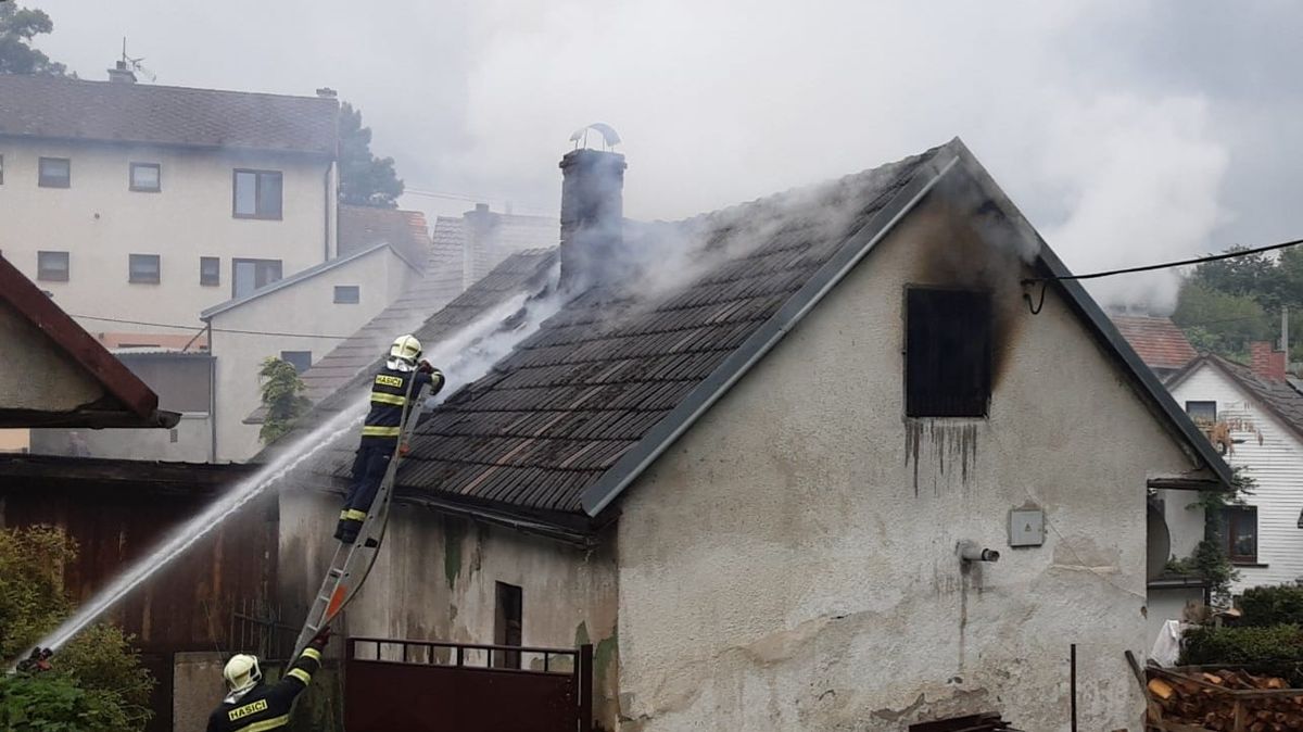 Požár s tragickou tečkou. V domku v Kameničce našli dva mrtvé