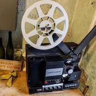 Milovníci techniky se mohou v promítací kabině pokochat promítačkami.