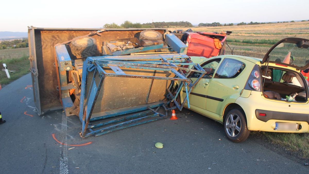 Při nehodě náklaďáku a osobního auta na Olomoucku se zranili čtyři lidé