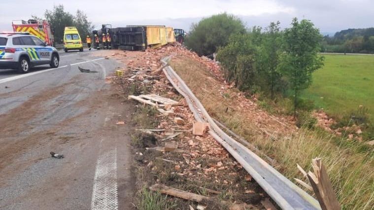 Rozsypané cihly zablokovaly mezinárodní tah z Jihlavy na Znojmo