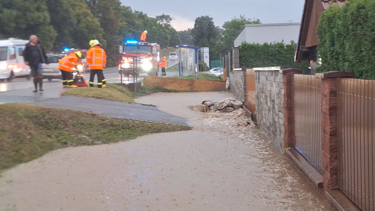 Bouřky už řádí na jižní Moravě, zatopené jsou domy i silnice