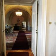 Průhled mezi prohlídkovými místnostmi