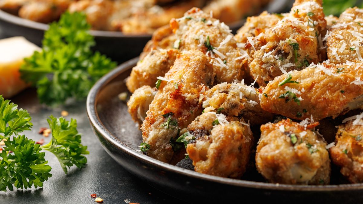 Zákazník má smůlu. Kuřecí křidélka bez kostí mohou obsahovat kosti, rozhodl soud