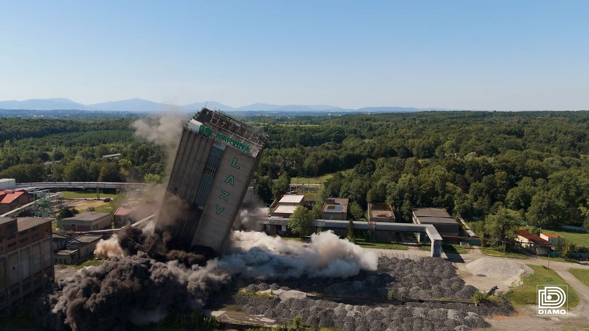 Fascinující letecké záběry odstřelu těžní věže v Orlové. Kolos šel k zemi za deset sekund