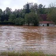 Rozvodněná Stěnava a obec Otovice